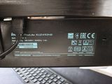 un gros plan d'un écran d'ordinateur avec un clavier et une souris