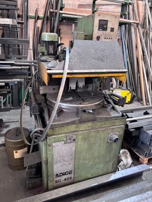 une machine qui se trouve au milieu d'un bâtiment