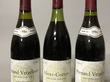 trois bouteilles de vin posées sur une table l'une à côté de l'autre