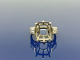 une image d'une bague en diamant sur une surface réfléchissante