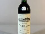 une bouteille de vin posée sur une table