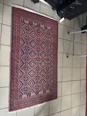 un tapis accroché au mur d'une pièce