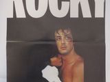affiche représentant Rocky sur fond blanc, avec la photo en noir et blanc d'un homme