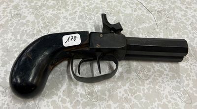 un gros plan d'un pistolet posé sur une table, avec une étiquette dessus