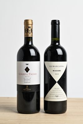 deux bouteilles de vin posées sur une table l'une à côté de l'autre