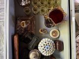 une boîte remplie d'objets assortis posée sur une table