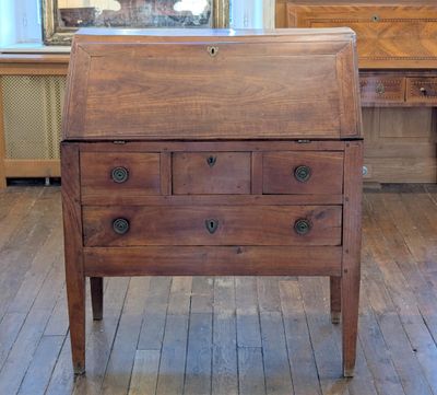 Bureau à pente type "dos d'âne" en bois naturel ouvrant en f…