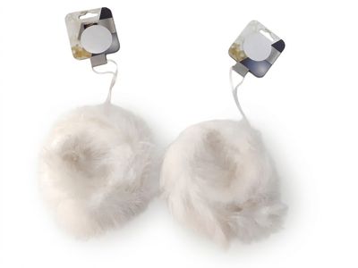 une paire de cache-oreilles blancs sur fond blanc
