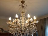 un lustre suspendu au plafond dans un salon