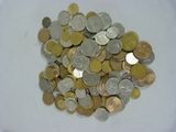 une pile de pièces de monnaie posée sur une surface blanche