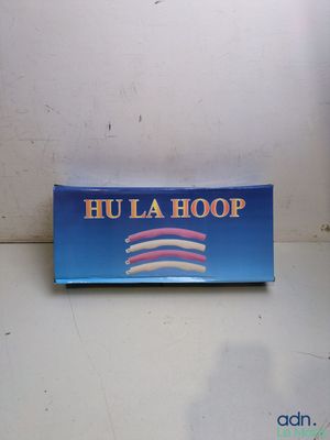 une photo d'une boîte de Hula Hoops posée sur une table