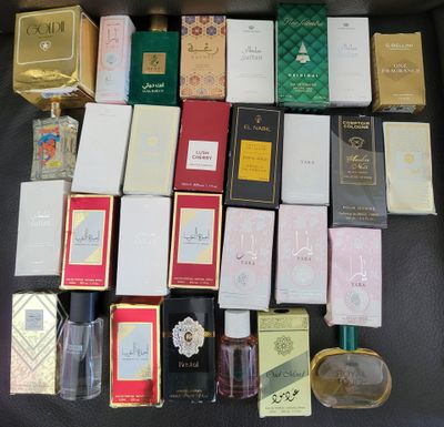 une boîte contenant de nombreux parfums différents