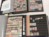 beaucoup de timbres dans une chemise sur la table
