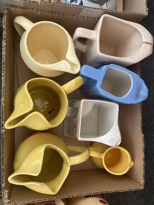 une boîte remplie de tasses et de soucoupes de toutes sortes