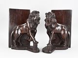 paire de serre-livres en bronze représentant des lions, sur socles en bois