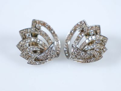 paire de boucles d'oreilles en diamant sur fond blanc