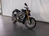 une moto qui est garée dans un garage