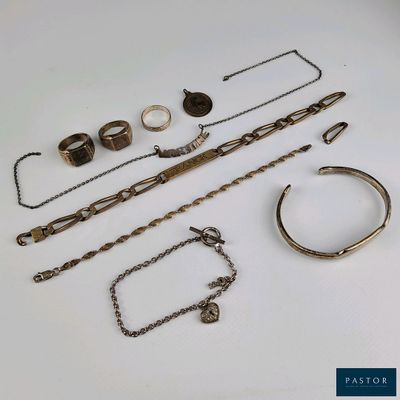 beaucoup de bijoux posés sur une table blanche