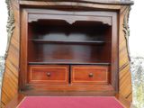 un meuble en bois surmonté de deux tiroirs
