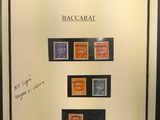 une image représentant une photo encadrée sur laquelle sont apposés des timbres