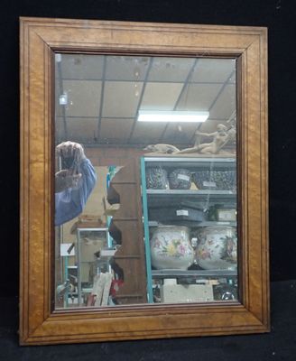 une photo d'une personne en train de se prendre en photo dans un miroir