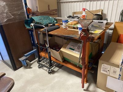 de nombreux cartons empilés sur un chariot dans un garage