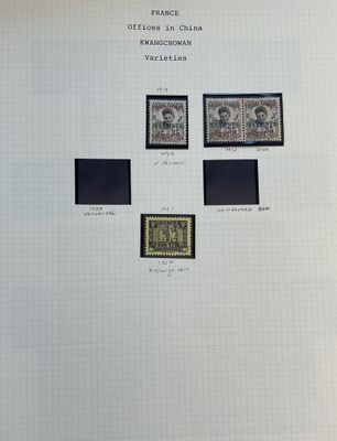 une feuille de papier blanche sur laquelle figurent quatre timbres différents