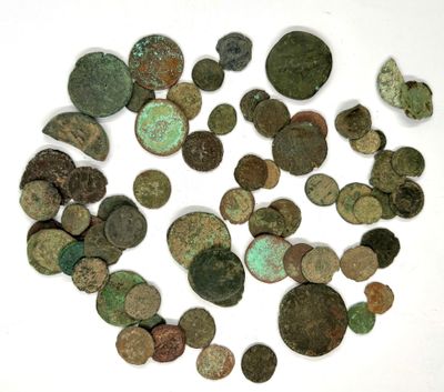 LOT DE PLUS DE 55 PIECES et MONNAIES antiques en bronze et m…