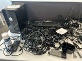 un bureau sur lequel se trouvent un tas de câbles et un ordinateur