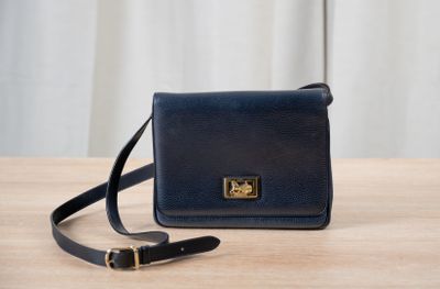 CELINE Sac en cuir grainé bleu marine, fermoir aimanté sous … - Photo 1