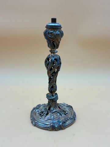 FRAY FILS. Pied de lampe en argent (poinçon Minerve) de style roc