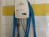 un tuyau bleu raccordé à un chauffe-eau mural