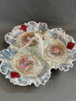 Serviteur à hors d'oeuvre en porcelaine à décor de galantes,…