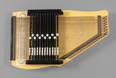 une image représentant un instrument de musique posé sur une table