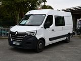 une camionnette blanche garée dans un parking