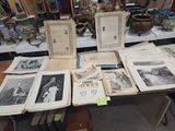 beaucoup de livres posés sur une table décorée d'images