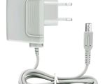 une image représentant un ordinateur portable et un chargeur reliés par un câble