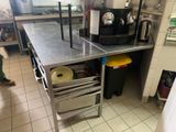 une cuisine avec des plans de travail en inox et un évier