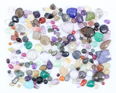 un tas de pierres de différentes couleurs sur une surface blanche