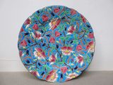 une assiette bleue ornée d'un motif floral
