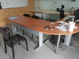 un bureau avec un ordinateur et une chaise dans une pièce