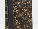 gros plan d'un livre sur une table à fond blanc