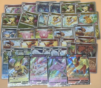 beaucoup de cartes pokemon sur la table