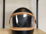 le casque est posé sur une étagère dans un coin de la pièce