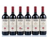 cinq bouteilles de vin rouge alignées les unes à côté des autres