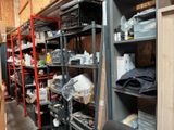 une pièce avec de nombreuses étagères et des cartons posés sur celles-ci