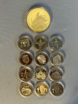 un lot de pièces de monnaie posées sur une table