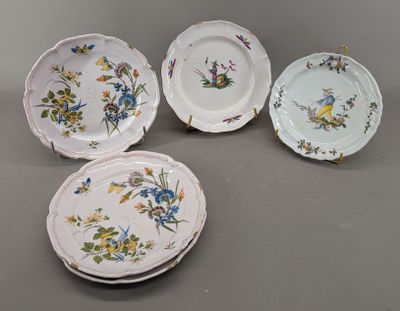 quatre assiettes à motifs floraux posées sur une table