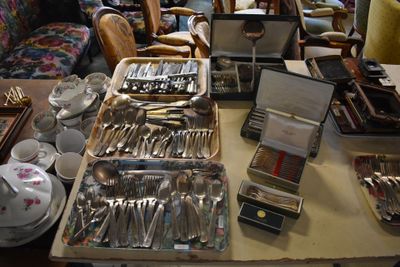 une table couverte d'argenterie et de l'argenterie exposée