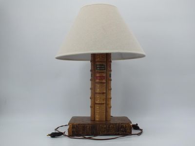 une lampe posée sur un livre